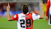 Santiago Giménez transformó su primer gol y puso su primera asistencia con el Feyenoord en su victoria sobre Emmen.