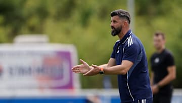 Miron Muslic an der Seitenlinie beim Schalker Testspiel gegen Twente