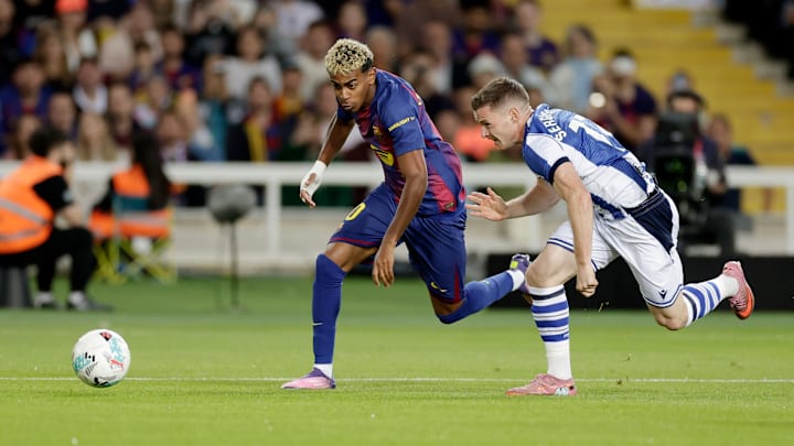 Real Sociedad e Barcelona se encontram no gramado do Anoeta 