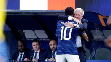 Ein Herz und eine Seele Didier Deschamps verteidigt seinen Kapitän Kylian Mbappé vehement gegen falsche Darstellungen im Netz Ein Herz und eine Seele Didier Deschamps verteidigt seinen Kapitän Kylian Mbappé vehement gegen falsche Darstellungen im Netz