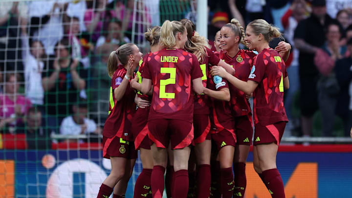 Die DFB-Frauen jubeln - das Netz auch Die DFB-Frauen jubeln - das Netz auch
