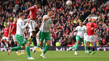 Marcus Rashford topu indiriyor.