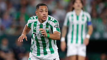 Vitor Roque tenta decolar no Betis.