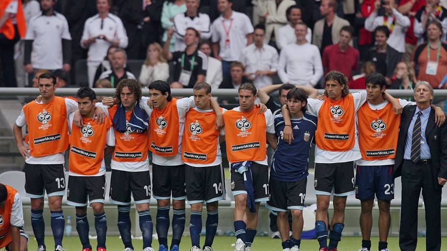 Lionel Scaloni (far left) and Lionel Messi (the only one in blue).