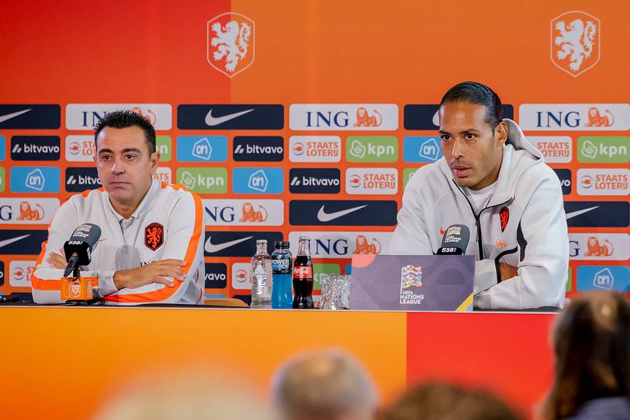 Xavi Hernández (left) and Virgil van Dijk.