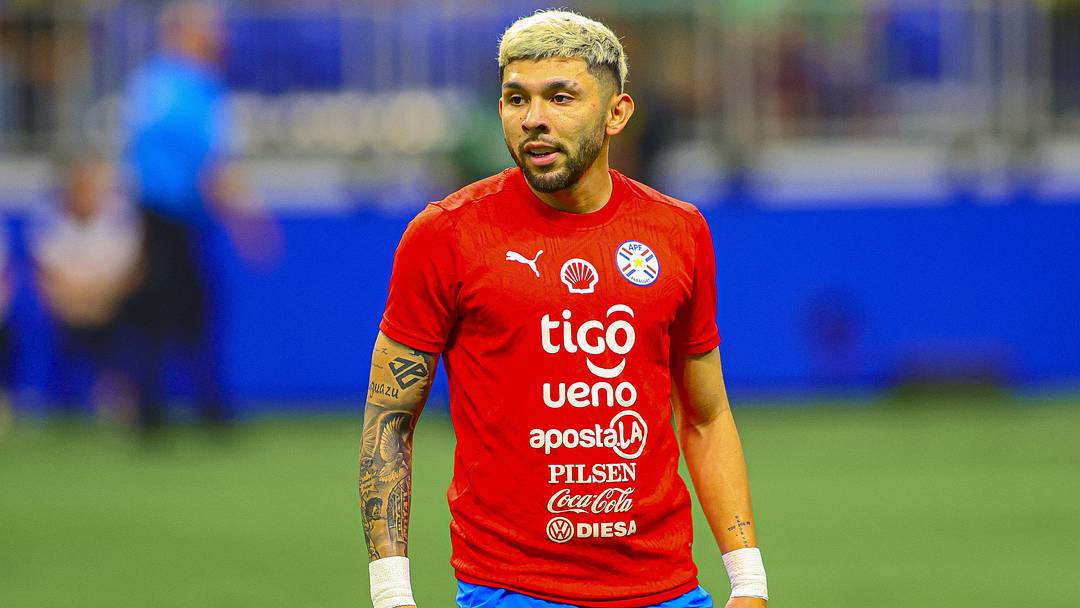 Nov 18, 2025; San Antonio, Texas, USA; Paraguay forward Julio Enciso (19) warms up ahead of the match between Mexico and Paraguay at the Alamodome. Mandatory Credit: Daniel Jefferson-Imagn Images