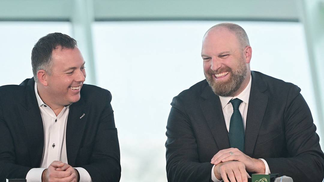 May 6, 2026; Milwaukee, WI, USA; Milwaukee Bucks general manager Jon Horst (left) introduce snew head coach Taylor Jenkins at a press conference at Milwaukee Art Museum. Mandatory Credit: Benny Sieu-Imagn Images May 6, 2026; Milwaukee, WI, USA; Milwaukee Bucks general manager Jon Horst (left) introduce snew head coach Taylor Jenkins at a press conference at Milwaukee Art Museum. Mandatory Credit: Benny Sieu-Imagn Images
