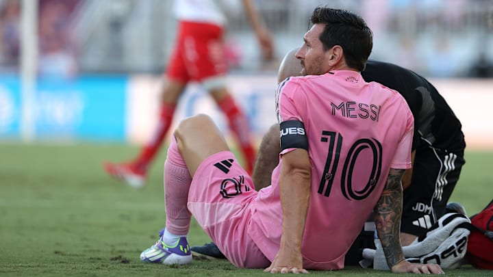 Lionel Messi s'est blessé dans la nuit du 3 août. Lionel Messi s'est blessé dans la nuit du 3 août.