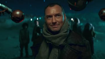 Jod Na Nawood (Jude Law) is closely examined by security droid eyestalks while his young partners stand back in Lucasfilm's STAR WARS: SKELETON CREW, exclusively on Disney+. Photo by Justin Lubin. ©2024 Lucasfilm Ltd. & TM. All Rights Reserved.