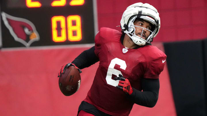 Arizona Cardinals running back James Conner (6) carries the ball during training camp at State Farm Stadium in Glendale, Ariz., on Monday, July 29, 2024.