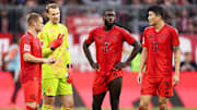 Manuel Neuer im Gespräch mit Joshua Kimmich
