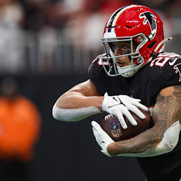 Dec 22, 2024; Atlanta, Georgia, USA; Atlanta Falcons running back Tyler Allgeier (25) runs the ball against the New York Giants in the third quarter at Mercedes-Benz Stadium. Mandatory Credit: Brett Davis-Imagn Images
