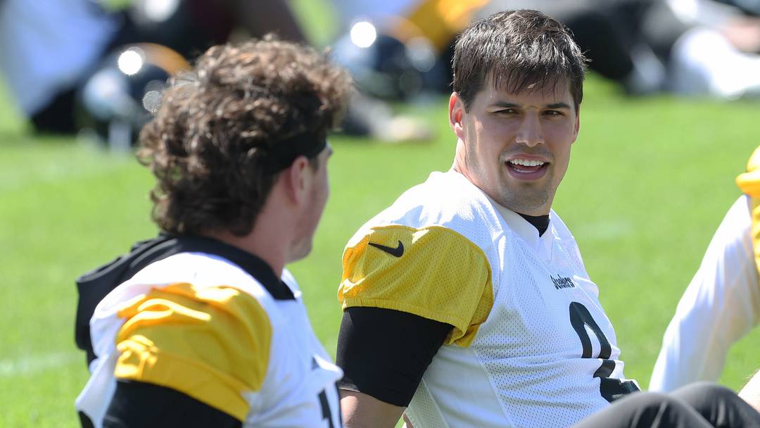 May 28, 2026; Pittsburgh, PA, USA;  Pittsburgh Steelers quarterback Mason Rudolph (right) participates in OTA  drills at the UPMC Rooney Sports Complex. Mandatory Credit: Charles LeClaire-Imagn Images