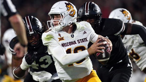 quarterback Sam Leavitt (10) 