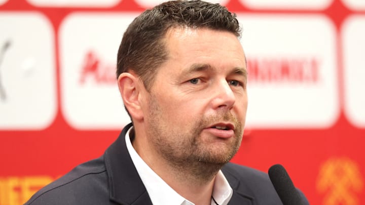 Pierre Sage est le nouvel entraîneur du RC Lens. Pierre Sage est le nouvel entraîneur du RC Lens.