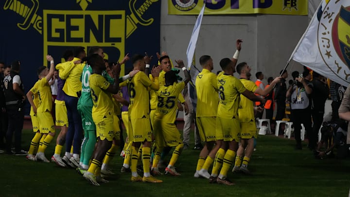 Fenerbahçe oyuncularının galibiyet sevinci