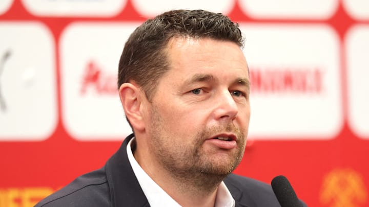 Pierre Sage va voir un de ses gardiens s'en aller. Pierre Sage va voir un de ses gardiens s'en aller.