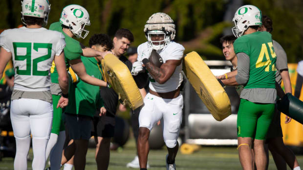  Oregon running back Jay Harris works out during practice with the Oregon Ducks