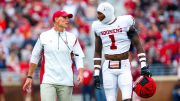 Oklahoma Sooners head coach Brent Venables speaks with Oklahoma Sooners linebacker Dasan McCullough (1) 