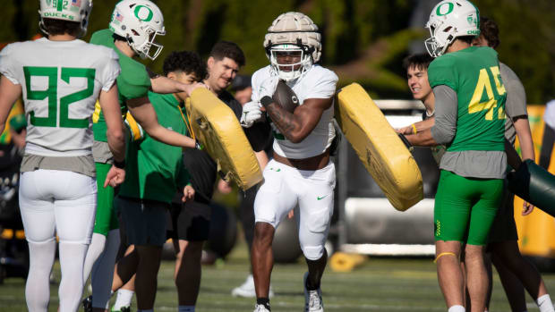 Oregon running back Jay Harris works out during practice with the Oregon Ducks Tuesday, April 2, 2024 in Eugene, Ore.