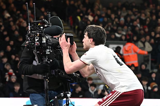 เดคลาน ไรซ์ จูบกล้อง