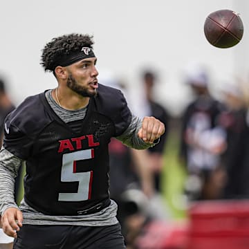 Jun 11, 2025; Atlanta, GA, USA; Atlanta Falcons wide receiver Drake London (5) warms up during Minicamp at Children's Healthcare of Atlanta Training Ground. Mandatory Credit: Dale Zanine-Imagn Images