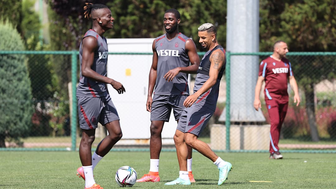 Bruno Peres, Edgar Ie ve Djaniny ile şakalaşıyor. Bruno Peres, Edgar Ie ve Djaniny ile şakalaşıyor.