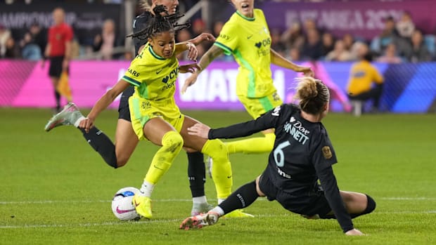 Washington Spirit midfielder Croix Bethune (7) competes for possession against Gotham FC defender Emily Sonnett (6) in the second
