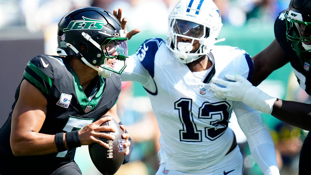 New York Jets quarterback Justin Fields (7) was able to throw the ball before Dallas Cowboys defensive end Dante Fowler Jr. (13) was able to get to him, Sunday, October 5, 2025.