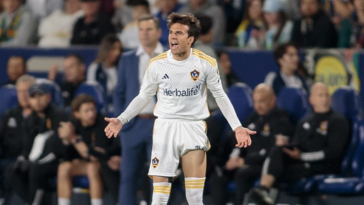 Riqui Puig of LA Galaxy was seen training with a device on his left calf, often used by physiotherapists for injury treatment.