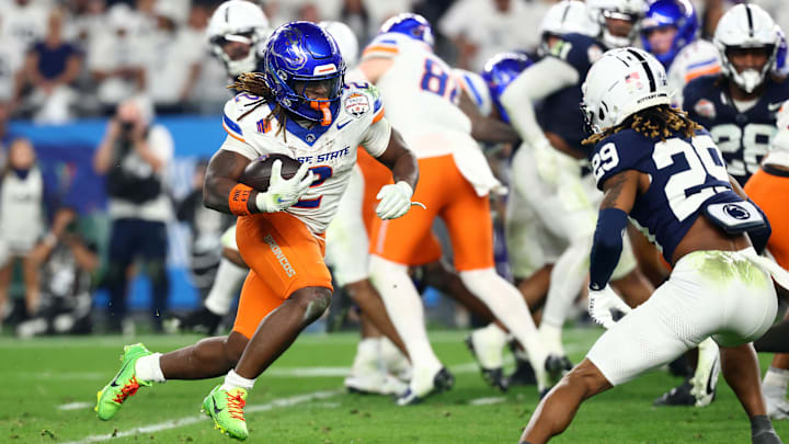 Boise State Broncos running back Ashton Jeanty (2) rushes the ball against the Penn State Nittany Lions 