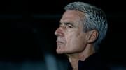Um torcedor do Botafogo arremessou um copo na direção de Luís Castro após o empate contra a Portuguesa-RJ.