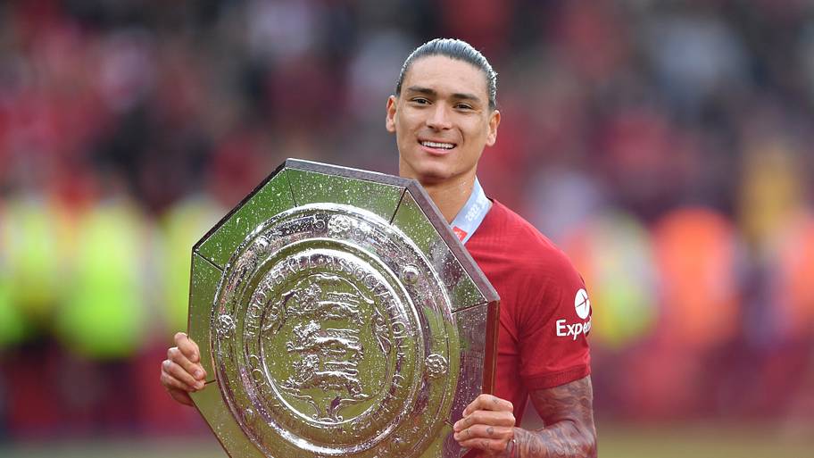 Darwin Núñez holding up the Community Shield.