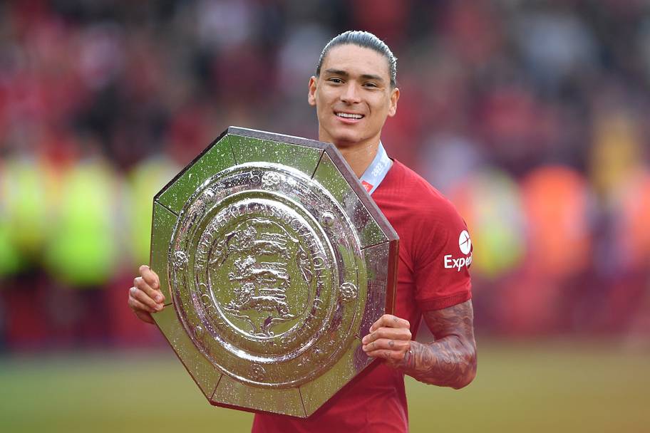 Darwin Núñez holding up the Community Shield.