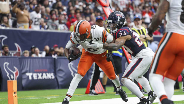  Cleveland Browns wide receiver Amari Cooper (2) steps out of bounds after a reception