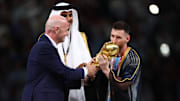 Messi a arboré un vêtement noir pour soulever la coupe