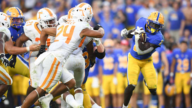 Pittsburgh running back Israel Abanikanda (2) runs during a game between the Tennessee Volunteers and Pittsburgh Panthers