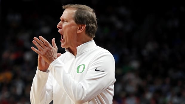 Oregon Ducks head coach Dana Altman calls to his team during the first half of the game against the Creighton Bluejays 