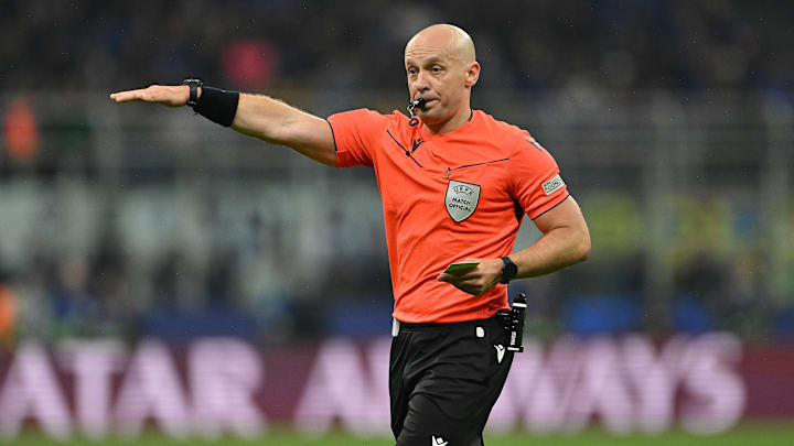 Szymon Marciniak, critiqué pour son arbitrage lors du match retour entre l'Inter et le FC Barcelone. Szymon Marciniak, critiqué pour son arbitrage lors du match retour entre l'Inter et le FC Barcelone.