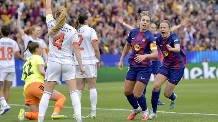 La centrocampista española del Barcelona, Alexia Putellas (#11), celebra la autoría del cuarto gol de su escuadra durante el partido de vuelta de la semifinal de la Liga de Campeones Femenina de la UEFA