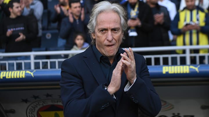 Jorge Jesus tribünleri alkışlıyor. Jorge Jesus tribünleri alkışlıyor.