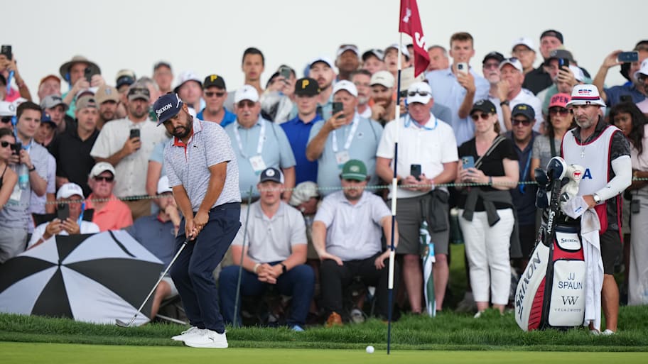 J.J. Spaun chips during the third round of the 2025 U.S. Open.