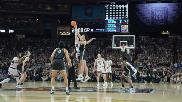 Connecticut Huskies center Donovan Clingan (32) and Purdue Boilermakers center Zach Edey (15) reach for the opening tipoff during the first half of the national championship game of the Final Four of the 2024 NCAA Tournament at State Farm Stadium.