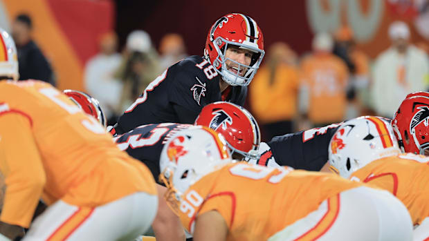 Kirk Cousins at the line of scrimmage