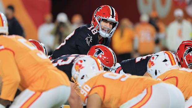 Atlanta Falcons quarterback Kirk Cousins (18) calls the snap count at the line of scrimmage against the Tampa Bay Buccaneers.