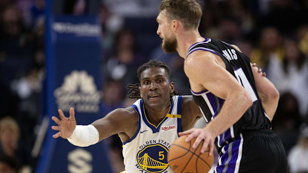 The striker of the Golden State Warriors Kevon Looney (5) Harassment Sacramento Kings Forward Domantas Sabonis (11) 