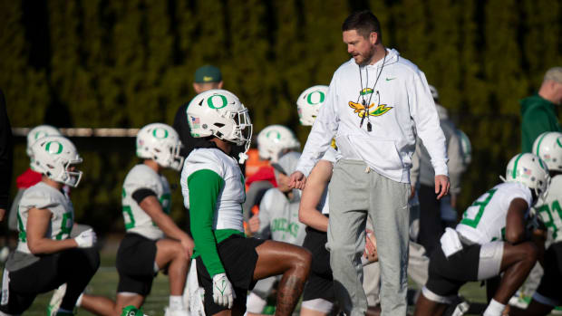 Oregon head coach Dan Lanning talks to wide receiver Traeshon Holden during spring camp