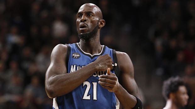Kevin Garnett (21) beats his chest before the match against the spurs of San Antonio