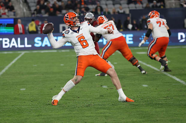Syracuse QB Kyle McCord passes the ball against the Washington State Cougars