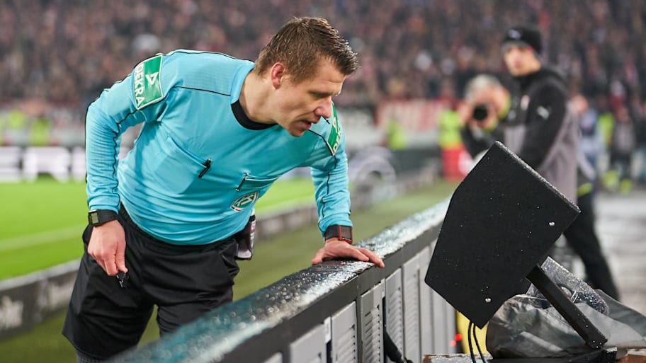 The use of VAR has split opinion among soccer fans and players. | IMAGO/ActionPictures